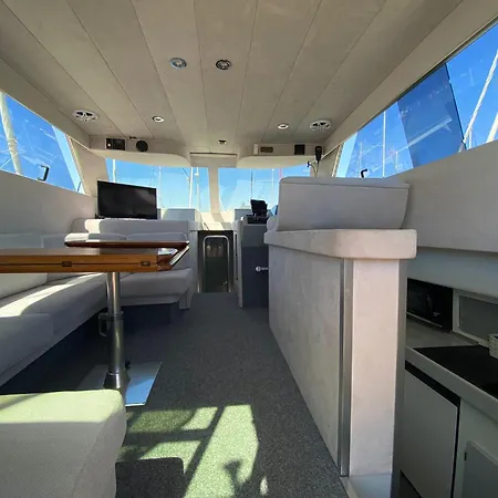 Ботель She's Mine Yacht *