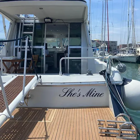Ботель She's Mine Yacht