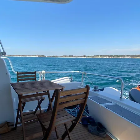 She's Mine Yacht Ботель *